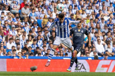 San Sebastian, İspanya - 13 Eylül 2025: La Liga Real Sociedad ve Real Madrid maçı San Sebastian 'da oynandı. Top oynayan gerçek Sociedad oyuncuları. La Liga 2024, 2025.