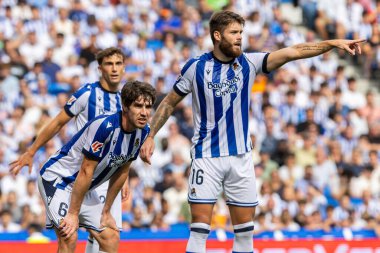 San Sebastian, İspanya - 13 Eylül 2025: La Liga Real Sociedad ve Real Madrid maçı San Sebastian 'da oynandı. Top oynayan gerçek Sociedad oyuncuları. La Liga 2024, 2025.