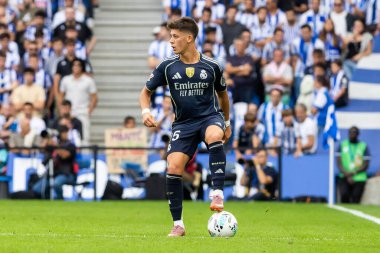 San Sebastian, İspanya - 13 Eylül 2025: La Liga Real Sociedad ve Real Madrid maçı San Sebastian 'da oynandı. Topu Madrid 'de oynayan gerçek oyuncular. La Liga 2024, 2025.