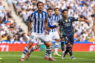 San Sebastian, İspanya - 13 Eylül 2025: La Liga Real Sociedad ve Real Madrid maçı San Sebastian 'da oynandı. Top oynayan gerçek Sociedad oyuncuları. La Liga 2024, 2025.