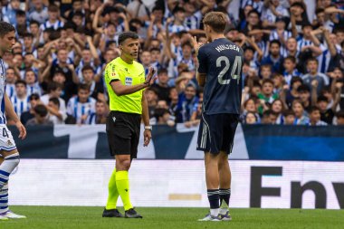 San Sebastian, İspanya - 13 Eylül 2025: La Liga Real Sociedad ve Real Madrid maçı San Sebastian 'da oynandı. Topu Madrid 'de oynayan gerçek oyuncular. La Liga 2024, 2025.