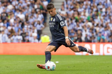 San Sebastian, İspanya - 13 Eylül 2025: La Liga Real Sociedad ve Real Madrid maçı San Sebastian 'da oynandı. Topu Madrid 'de oynayan gerçek oyuncular. La Liga 2024, 2025.