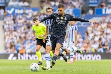 San Sebastian, İspanya - 13 Eylül 2025: La Liga Real Sociedad ve Real Madrid maçı San Sebastian 'da oynandı. Topu Madrid 'de oynayan gerçek oyuncular. La Liga 2024, 2025.