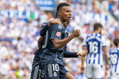 San Sebastian, İspanya - 13 Eylül 2025: La Liga Real Sociedad ve Real Madrid maçı San Sebastian 'da oynandı. Topu Madrid 'de oynayan gerçek oyuncular. La Liga 2024, 2025.