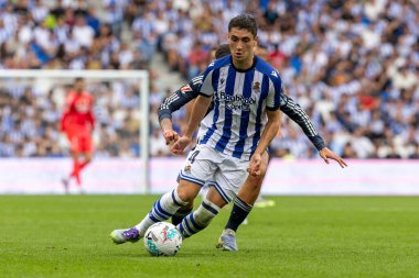 San Sebastian, İspanya - 13 Eylül 2025: La Liga Real Sociedad ve Real Madrid maçı San Sebastian 'da oynandı. Top oynayan gerçek Sociedad oyuncuları. La Liga 2024, 2025.