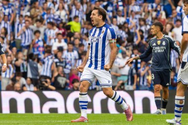 San Sebastian, İspanya - 13 Eylül 2025: La Liga Real Sociedad ve Real Madrid maçı San Sebastian 'da oynandı. Top oynayan gerçek Sociedad oyuncuları. La Liga 2024, 2025.