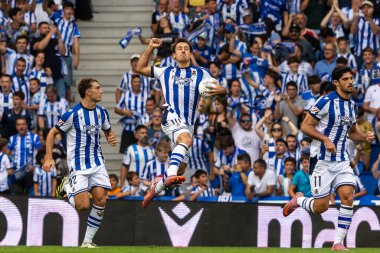 San Sebastian, İspanya - 13 Eylül 2025: La Liga Real Sociedad ve Real Madrid maçı San Sebastian 'da oynandı. Top oynayan gerçek Sociedad oyuncuları. La Liga 2024, 2025.