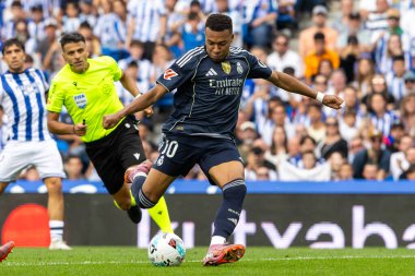 San Sebastian, İspanya - 13 Eylül 2025: La Liga Real Sociedad ve Real Madrid maçı San Sebastian 'da oynandı. Topu Madrid 'de oynayan gerçek oyuncular. La Liga 2024, 2025.