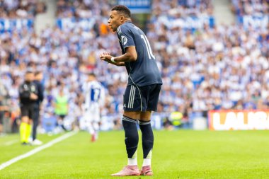 San Sebastian, İspanya - 13 Eylül 2025: La Liga Real Sociedad ve Real Madrid maçı San Sebastian 'da oynandı. Topu Madrid 'de oynayan gerçek oyuncular. La Liga 2024, 2025.