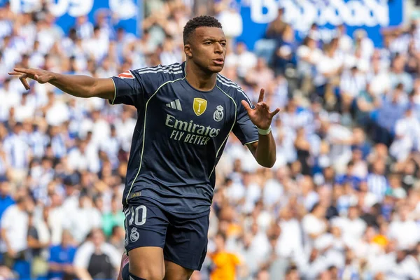 San Sebastian, İspanya - 13 Eylül 2025: La Liga Real Sociedad ve Real Madrid maçı San Sebastian 'da oynandı. Topu Madrid 'de oynayan gerçek oyuncular. La Liga 2024, 2025.