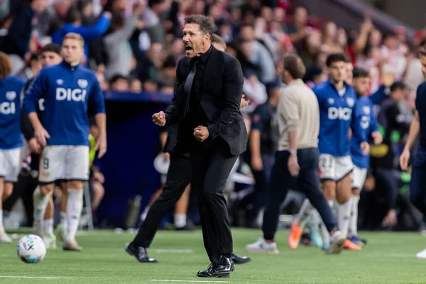 Madrid, İspanya - 24 Eylül 2025: Atletico Madrid ile Rayo Vallecano arasındaki La Liga maçı Madrid 'de oynandı. Diego Pablo Simeone. EA Spor Ligi. Madrid Derbisi.