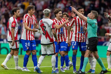 Madrid, İspanya - 24 Eylül 2025: Atletico Madrid ile Rayo Vallecano arasındaki La Liga maçı Madrid 'de oynandı. Atletico Madrid oyuncuları. EA Spor Ligi. Madrid Derbisi.