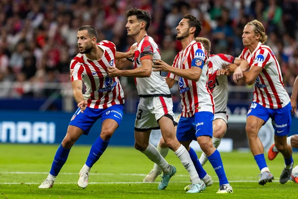Madrid, İspanya - 24 Eylül 2025: Atletico Madrid ile Rayo Vallecano arasındaki La Liga maçı Madrid 'de oynandı. Atletico Madrid oyuncuları. EA Spor Ligi. Madrid Derbisi.