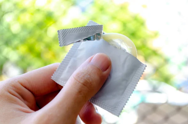 Preservativos na mão — Fotografia de Stock