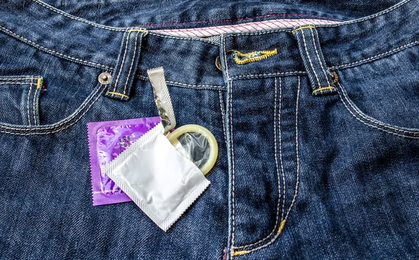 Prezerwatywy w dżinsy — Zdjęcie stockowe