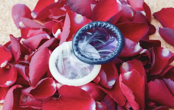 Презервативы и розы — стоковое фото