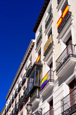 Madrid, İspanya 'da bir cephe, görebileceğiniz gibi, covid 19 kurbanları için siyah kurdeleli iki İspanyol bayrağı, ve bir gay gururu bayrağı.