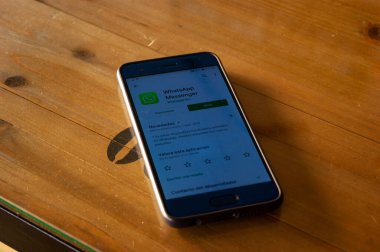Whatsapp uygulamasının kurulumuyla birlikte cep telefonu.