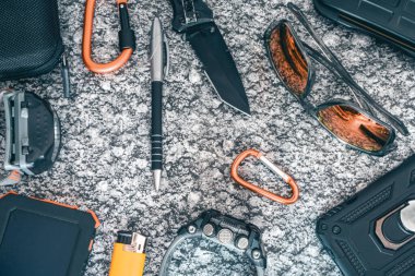 Gri arka planda bir dış / EDC teçhizatının düz yatışı.