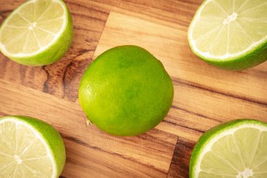 Tahta arka planda bir grup yeşil Lemon var..