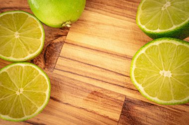 Tahta arka planda bir grup yeşil Lemon var..