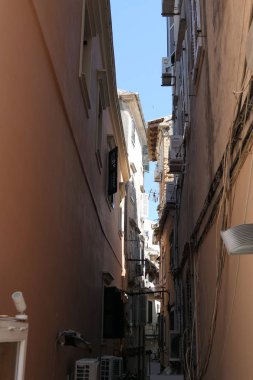 Cityscape Corfu Town (Korfu) tarihi evleri ve sokakları ile.