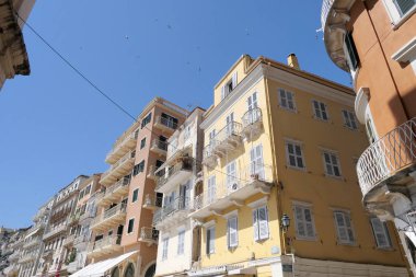 Cityscape Corfu Town (Korfu) tarihi evleri ve sokakları ile.