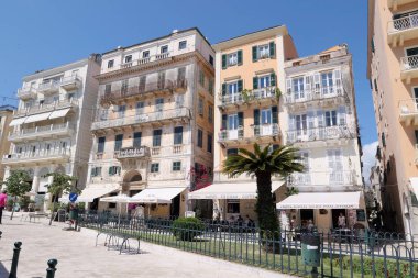 Corfu şehir, Corfu / Yunanistan 01 Haziran 2018: Cityscape Corfu town (Korfu) insanlar mağazalar, barlar ve restoranlar ile tarihsel küçük sokaklarında yürürken, insanlar ile.