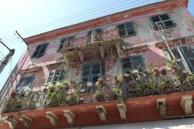 Corfu Town (Yunanistan balkon Saksı bitkileri ile eski ev)