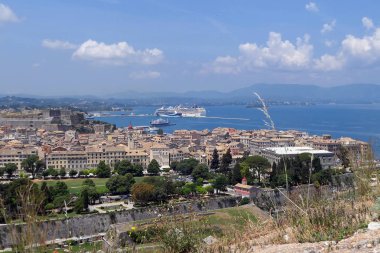 Corfu şehir, Corfu / Yunanistan 01 Haziran 2018: cityscape Corfu Town (Korfu) tarihi evleri ve sokakları ve liman ile. Korfu eski kale üzerinden havadan görünümü.
