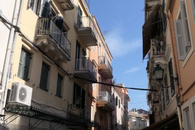 Corfu town (Yunanistan) tipik cepheler ve powerlines ile eski şehir kısmı Cityscape.