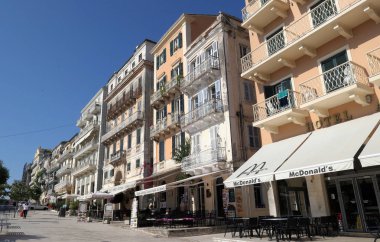 Corfu Town, Corfu / Yunanistan 31 Mayıs 2018: Corfu şehrin geleneksel bar ve restaurant esplanade adlı ile eski şehir kısmı Cityscape.