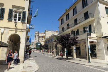 Corfu Town, Corfu / Yunanistan 31 Mayıs 2018: Cityscape Corfu town (Yunanistan) mağazaları ve barlar ile eski şehir parçası. İnsanlar boyunca yaya bölgesi.
