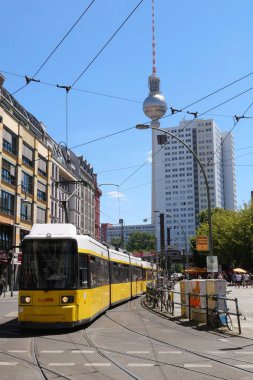 Berlin, Berlin / Almanya 03 Temmuz 2018: Cityscape Berlin Hackescher Markt. TV Kulesi içinde geçmiş. Teleferik tarafından geçen ve dolaşan insanlar.
