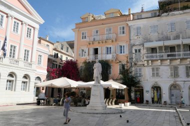 Corfu Town, Corfu / Yunanistan 31 Mayıs 2018: Cityscape, Corfu Town (Yunanistan) tipik eski kasaba parçası ile. İnsanlar küçük barlar ve restoranlarla geçen çevresinde.