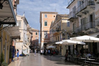 Corfu Town, Corfu / Yunanistan 31 Mayıs 2018: Cityscape, Corfu Town (Yunanistan) tipik eski kasaba parçası ile. İnsanlar küçük barlar ve restoranlarla geçen çevresinde.