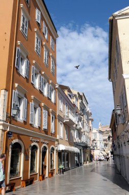 Corfu Town, Corfu / Yunanistan 31 Mayıs 2018: Cityscape, Corfu Town (Yunanistan) tipik eski kasaba parçası ile. İnsanlar küçük barlar ve restoranlarla geçen çevresinde.