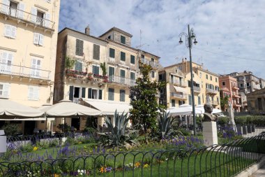 Corfu Town, Corfu / Yunanistan 31 Mayıs 2018: Cityscape, Corfu Town (Yunanistan) tipik eski kasaba parçası ile. İnsanlar Esplanade adlı ile onun küçük barlar ve restoranlar.