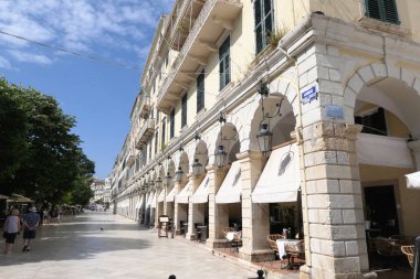Corfu Town, Corfu / Yunanistan 31 Mayıs 2018: Cityscape, Corfu Town (Yunanistan) tipik eski kasaba parçası ile. İnsanlar Esplanade adlı ile onun küçük barlar ve restoranlar.