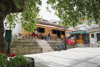 Liapades, Corfu / Yunanistan 23 Mayıs 2018: Pazar yeri squard Liapades, bir restoranda oturan insanlar. Corfu Islad (Yunanistan, dağ köyü)
