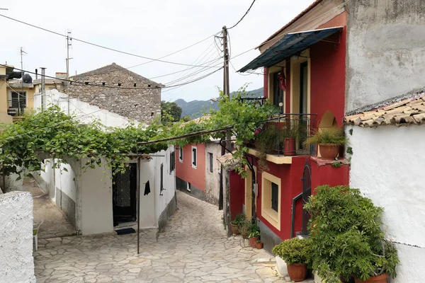 Cityscape geleneksel dağ köyü Liapades Korfu Adası (Yunanistan). Sokaklarda görüntülemek.