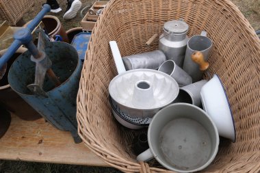 metal nesneler ve kase gibi bit pazarı bir sepet içinde üzerinde olabilir