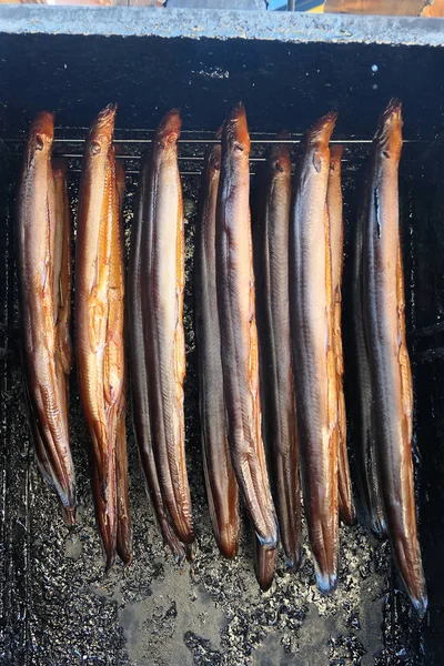 Anguilas Frescas Ahumadas Pescado Horno Ahumadero —  Fotos de Stock