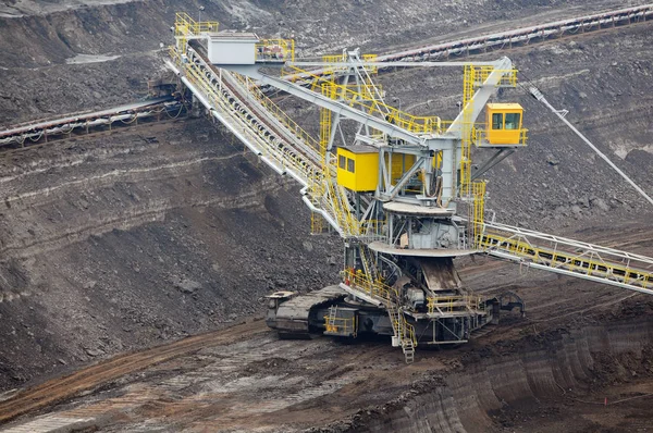 斗轮挖掘机在煤矿中的鸟瞰图 破坏自然 化石能源 — 图库照片