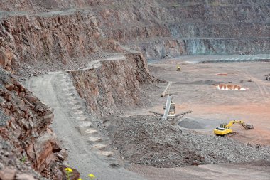 Taş kırıcı ve ekskavatör porfir ocağında. Madencilik sektörü