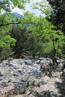 Samiriye, Crete / Yunanistan 25 Mayıs 2017: insanlar yürüyüş boyunca Samiriye Gorge, Girit, Yunanistan ile iz. Vadi ve doğal flora ve founa.