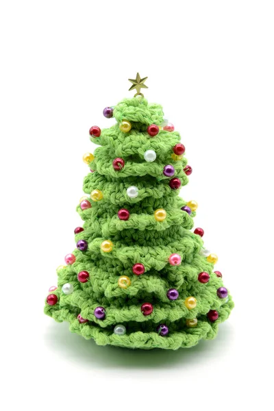 Gehaakte Kerstboom Met Parels Witte Geïsoleerde Achtergrond — Stockfoto