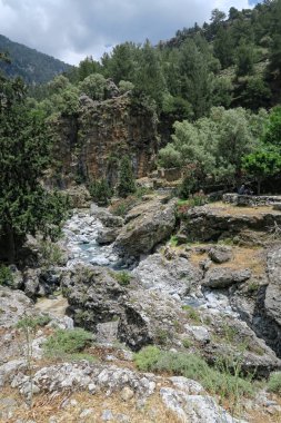 Samiriye, Crete / Yunanistan 25 Mayıs 2017: Girit, Yunanistan Samiriye Gorge manzaraya. Kanyon ile iz boyunca yürüyüş ve Samaria köyünü ziyaret insanlar