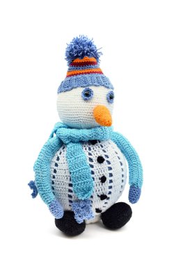 Eşarp ve havuç ile kardan adam. beyaz izole zemin üzerine yün tığ işi. El yapımı.