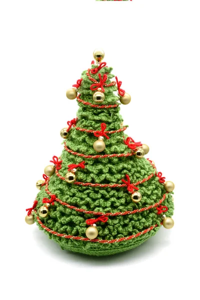 Noel Ağacını Süsler Topları Ile Izole Tığ Işi Yeşil Yünden — Stok fotoğraf